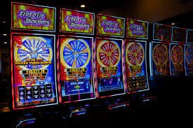 Bàn chơi live casino với dealer chuyên nghiệp tại kqxsmb net